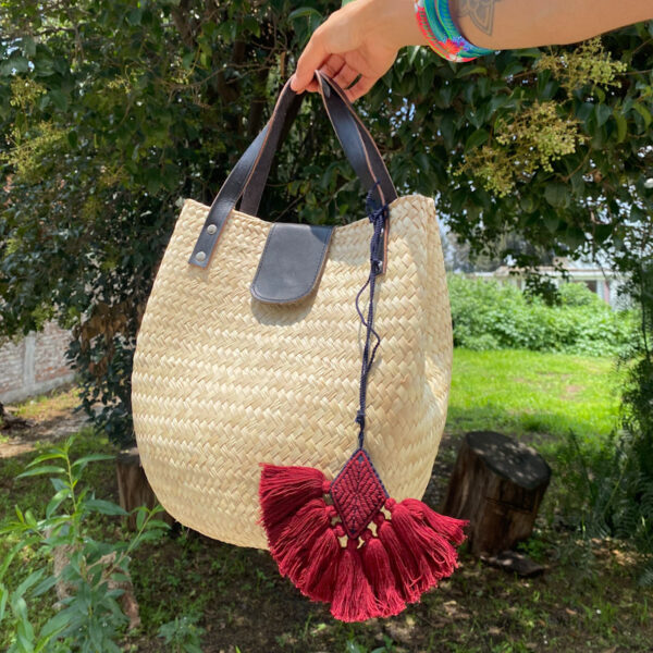 Bolso mexicano con llavero rojo